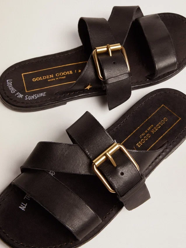 Sandales plates Margaret pour femme en cuir noir enduit de résine