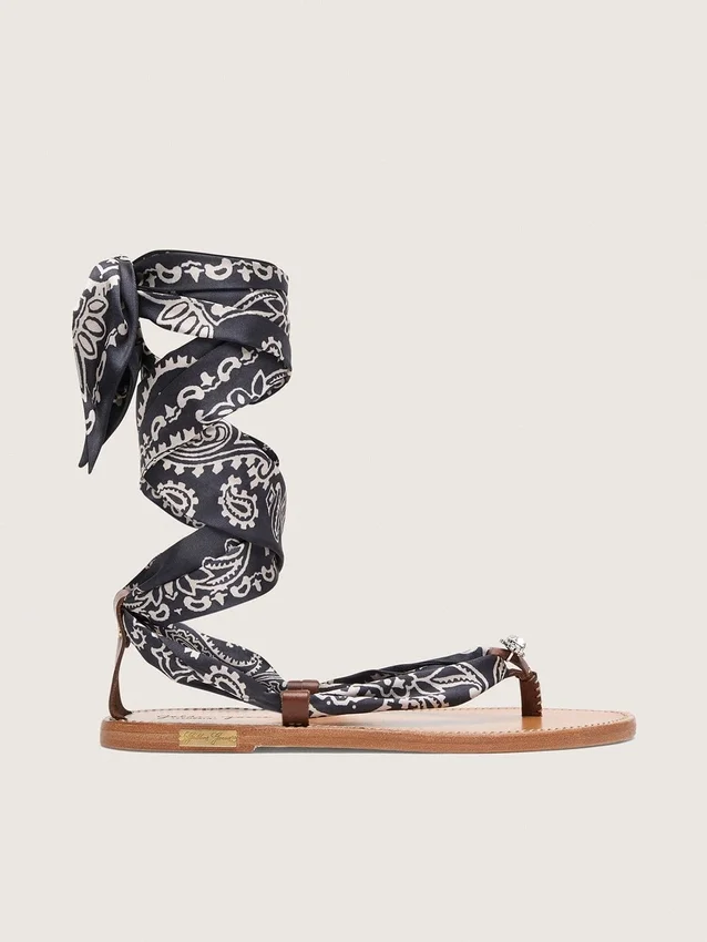 Sandales plates pour femme à motif paisley bleu foncé et détail bijou