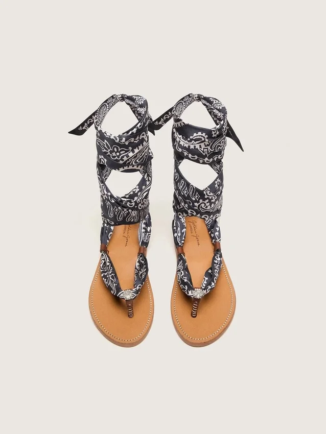 Sandales plates pour femme à motif paisley bleu foncé et détail bijou