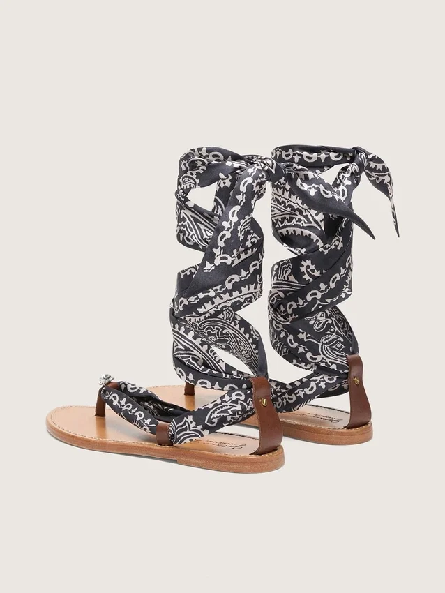 Sandales plates pour femme à motif paisley bleu foncé et détail bijou