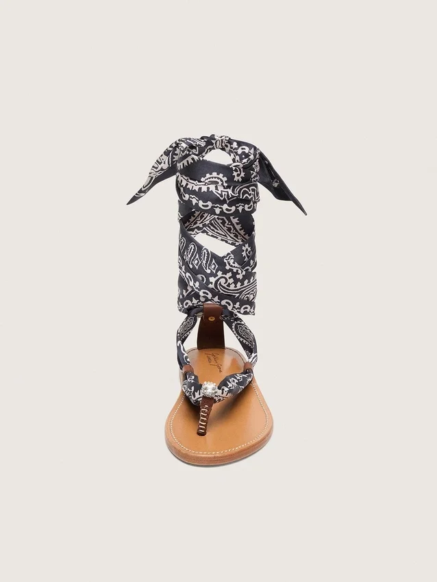 Sandales plates pour femme à motif paisley bleu foncé et détail bijou