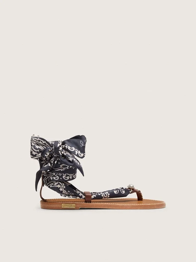 Sandales plates pour femme à motif paisley bleu foncé et détail bijou
