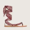 Sandales plates pour femme à motif paisley bordeaux et détail bijou