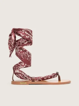 Sandales plates pour femme à motif paisley bordeaux et détail bijou
