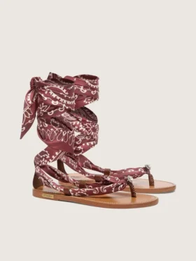 Sandales plates pour femme à motif paisley bordeaux et détail bijou