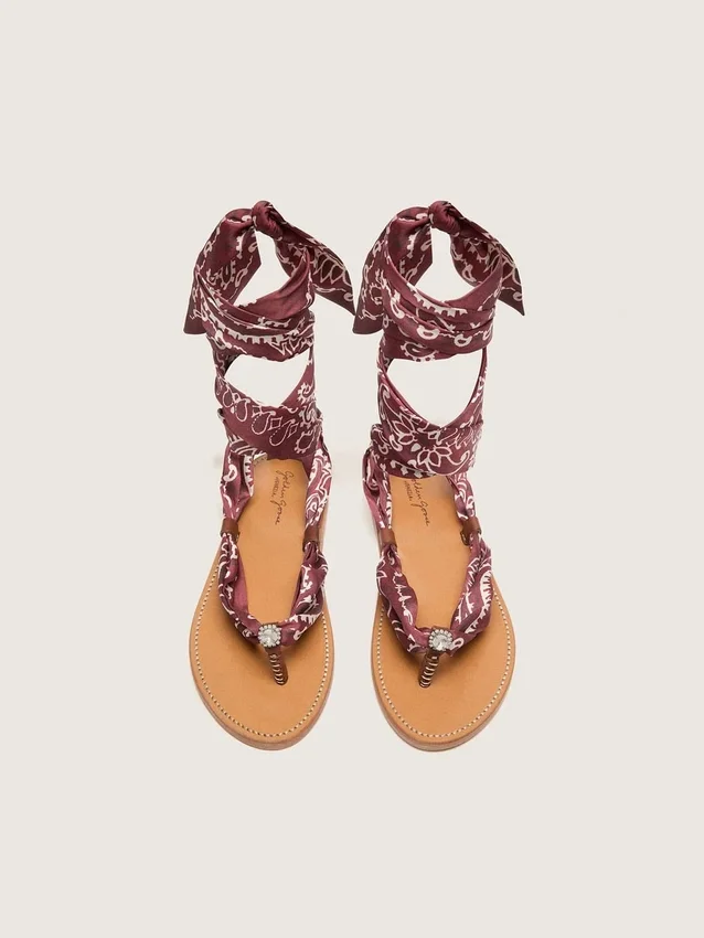 Sandales plates pour femme à motif paisley bordeaux et détail bijou