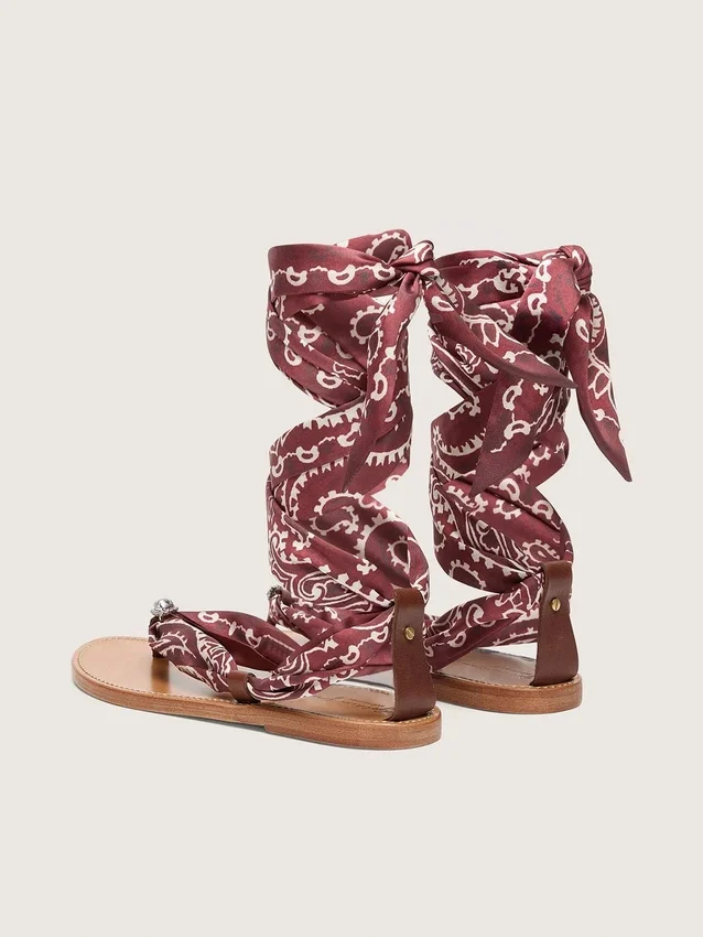 Sandales plates pour femme à motif paisley bordeaux et détail bijou