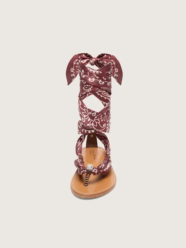Sandales plates pour femme à motif paisley bordeaux et détail bijou