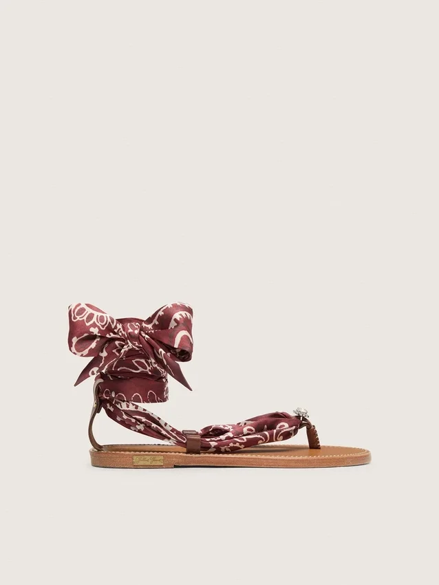 Sandales plates pour femme à motif paisley bordeaux et détail bijou