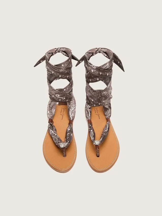 Sandales plates pour femme à motif paisley gris et détails bijoux
