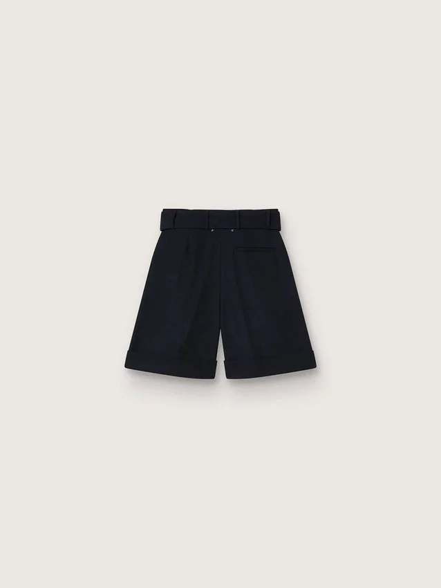 Short pour femme en gabardine de laine noire avec ceinture