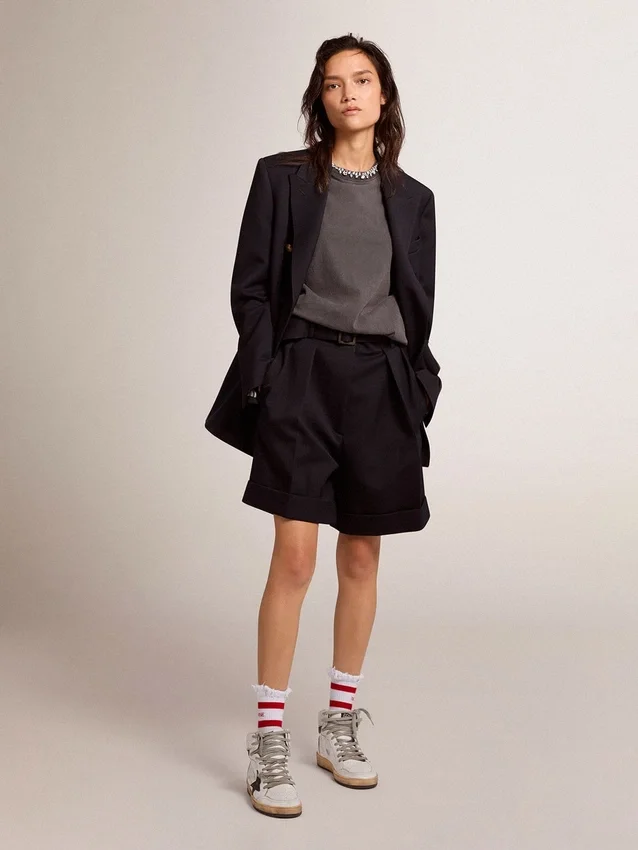Short pour femme en gabardine de laine noire avec ceinture