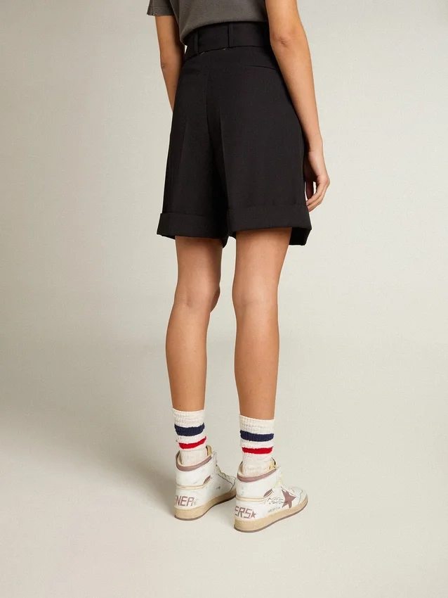 Short pour femme en gabardine de laine noire avec ceinture
