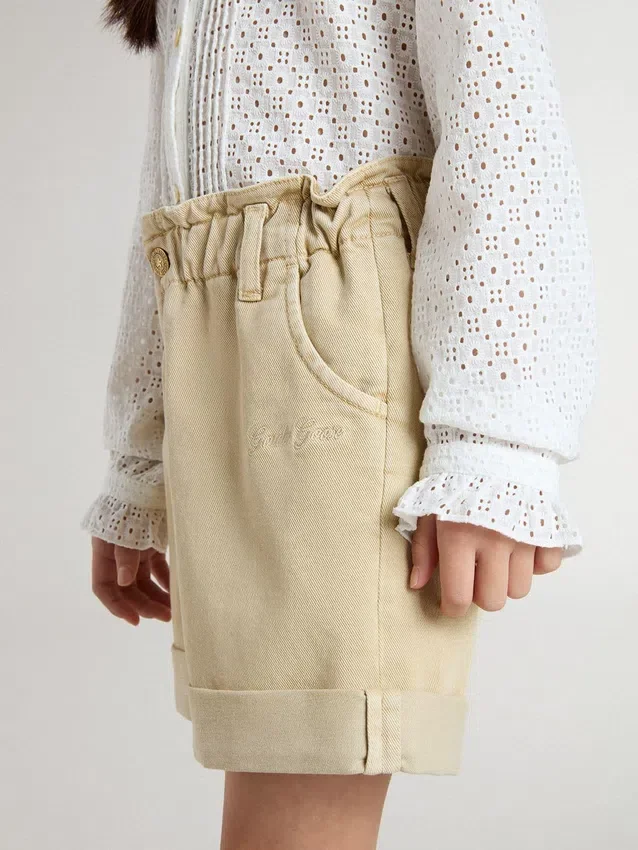 Short pour fille couleur sable avec logo brodé