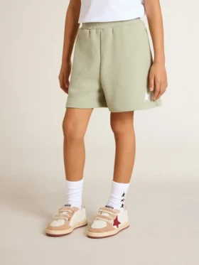Short vert clair avec une étoile blanche