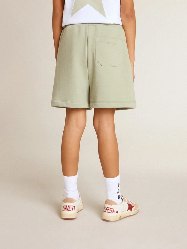Short vert clair avec une étoile blanche