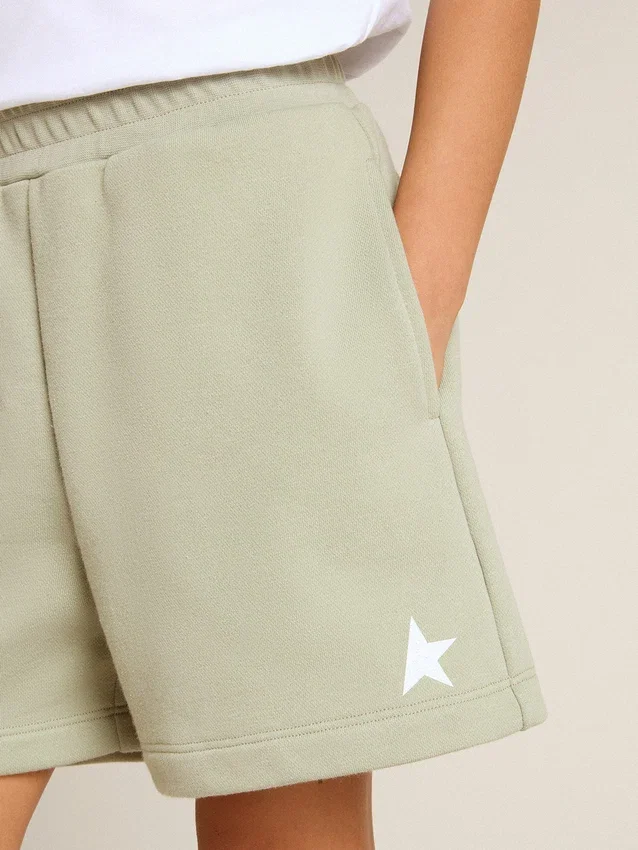 Short vert clair avec une étoile blanche