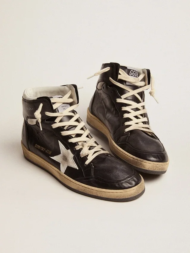 Sky-Star en cuir nappa noir avec une étoile en cuir blanc