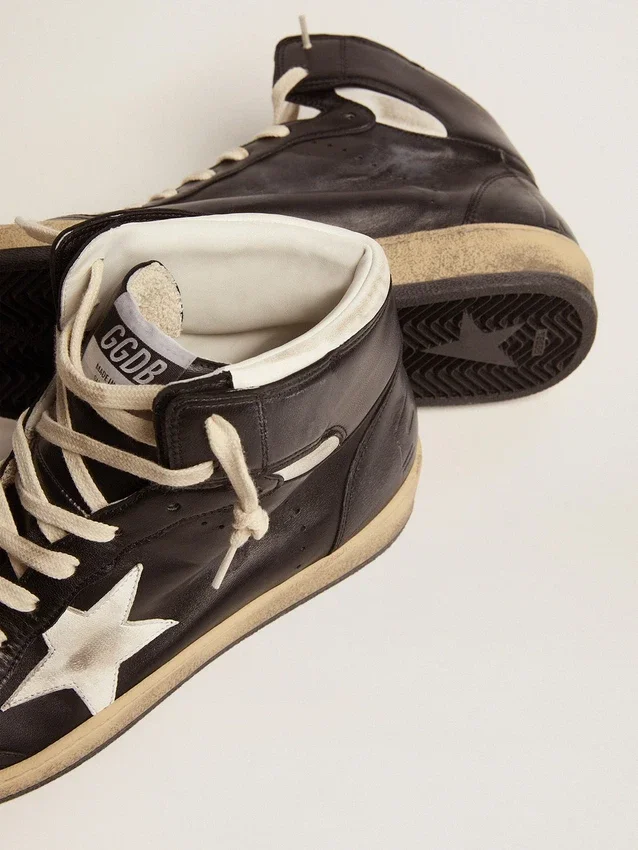 Sky-Star en cuir nappa noir avec une étoile en cuir blanc