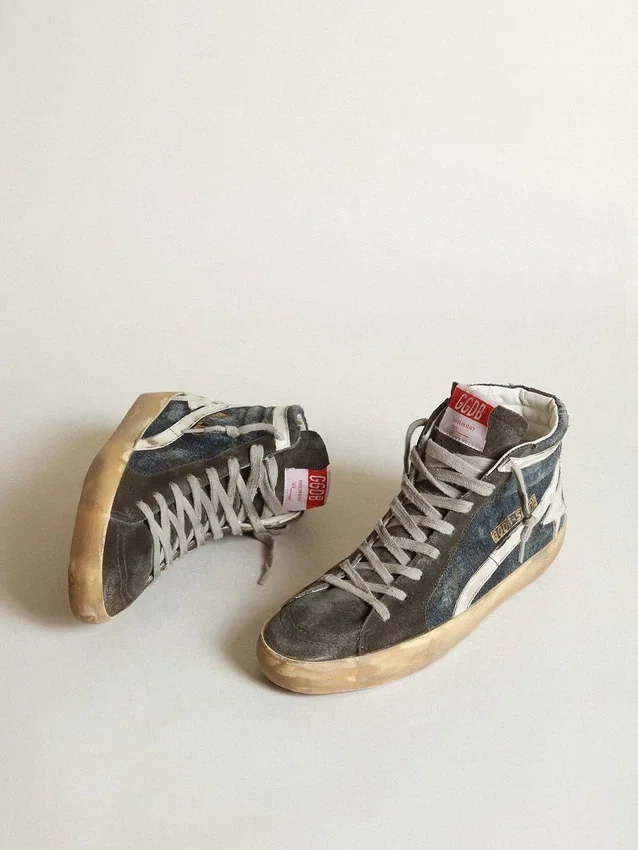 Slide en denim bleu nuit ornée d’une étoile en cuir blanc