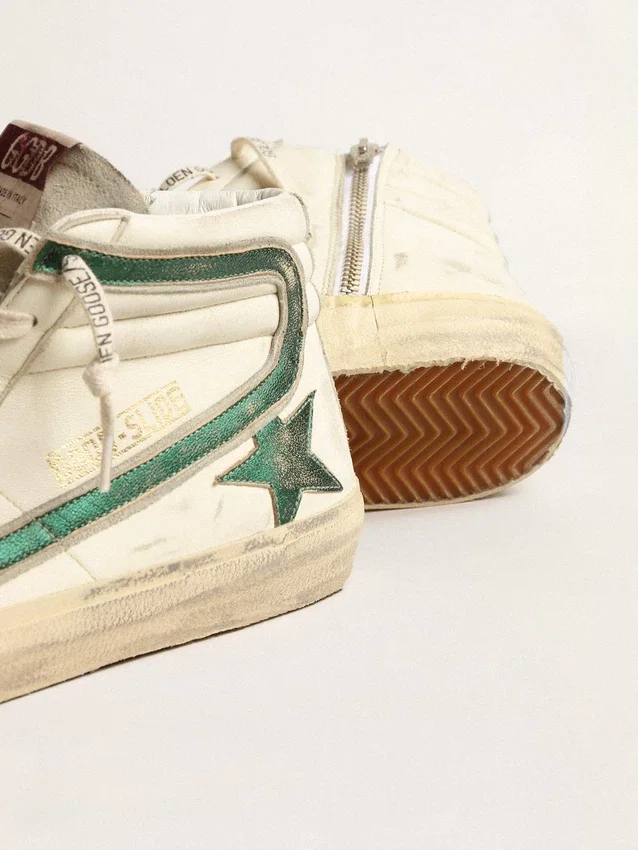 Slide en nappa beige ornée d’une étoile et d’un flash en cuir laminé vert