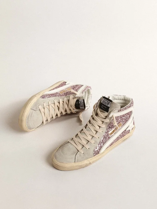 Slide pailletée lilas avec étoile en cuir blanc et reflets