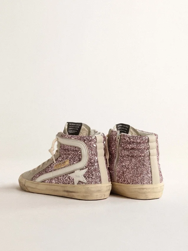 Slide pailletée lilas avec étoile en cuir blanc et reflets