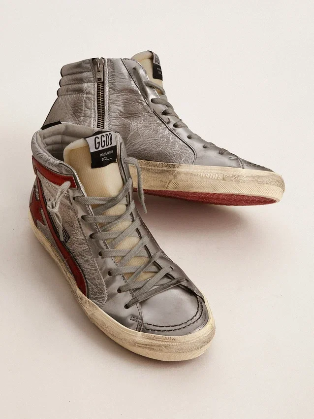 Slide pour femme avec tige en cuir métallisé argenté et empiècement en cuir métallisé rouge