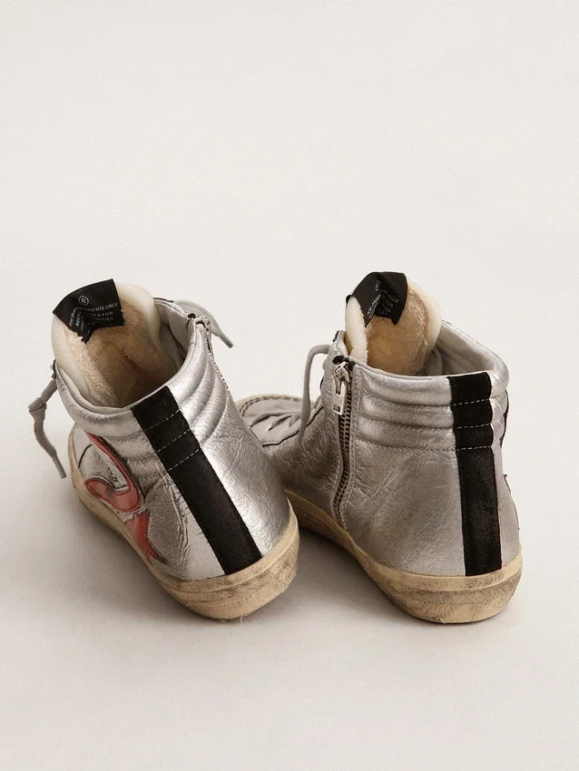 Slide pour femme avec tige en cuir métallisé argenté et empiècement en cuir métallisé rouge