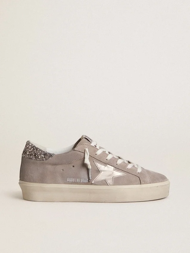 Sneakers Hi Star pour femme en daim beige avec étoile en cuir laminé et languette de talon pailletée