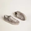 Sneakers Hi Star pour femme en daim beige avec étoile en cuir laminé et languette de talon pailletée
