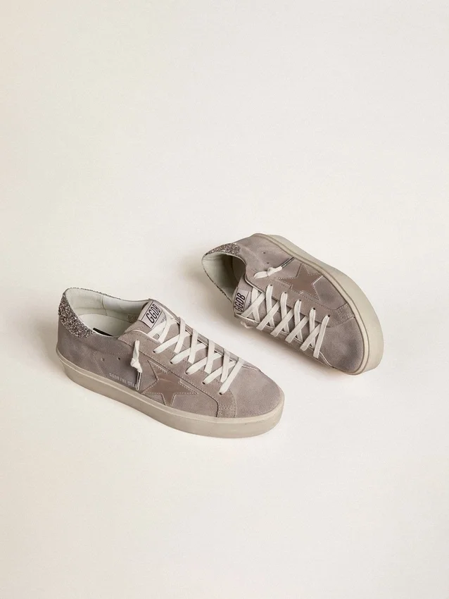 Sneakers Hi Star pour femme en daim beige avec étoile en cuir laminé et languette de talon pailletée