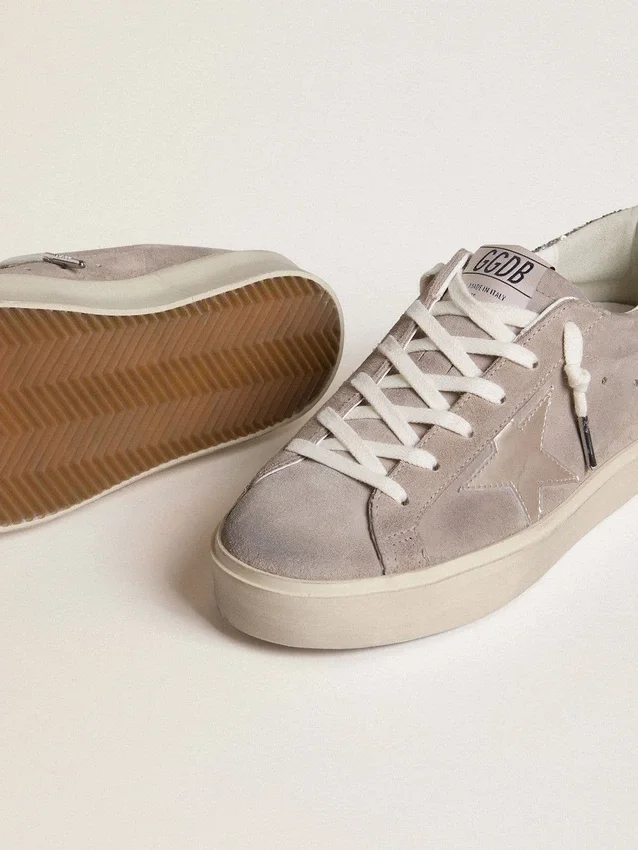 Sneakers Hi Star pour femme en daim beige avec étoile en cuir laminé et languette de talon pailletée