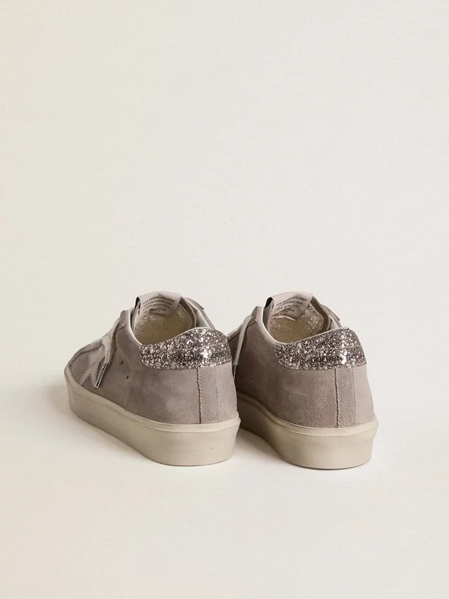Sneakers Hi Star pour femme en daim beige avec étoile en cuir laminé et languette de talon pailletée