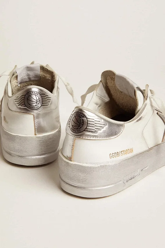 Sneakers Stardan avec étoile en cuir métallisé argenté et languette au talon
