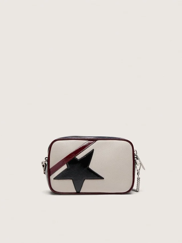 Star Bag en cuir blanc beurre avec étoile noire et détails bordeaux et bleu foncé