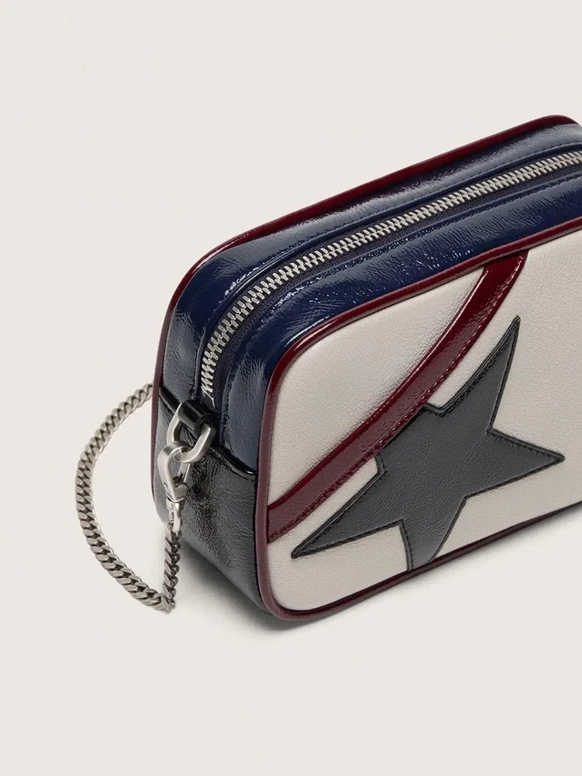 Star Bag en cuir blanc beurre avec étoile noire et détails bordeaux et bleu foncé