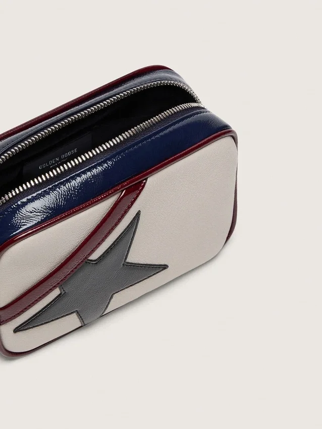 Star Bag en cuir blanc beurre avec étoile noire et détails bordeaux et bleu foncé