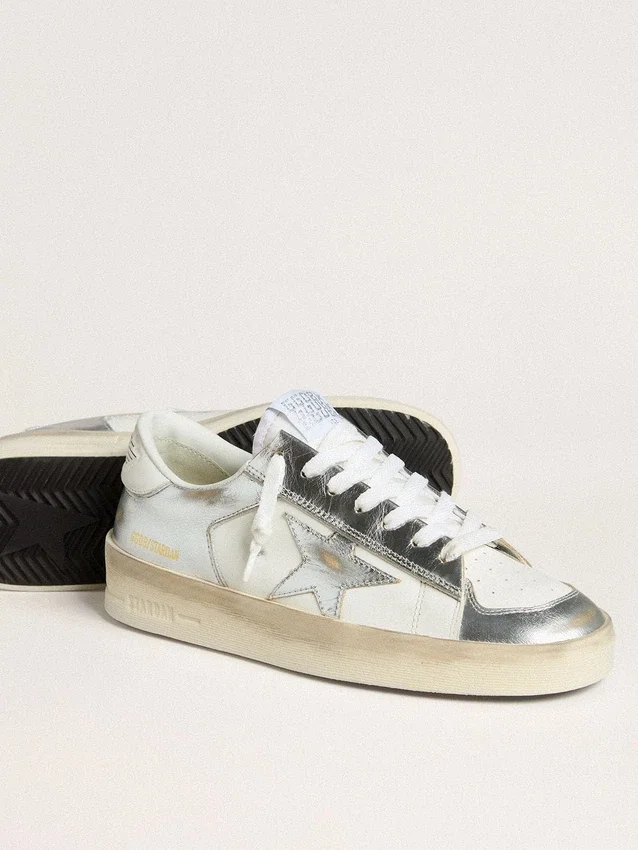 Stardan en cuir argenté métallisé avec languette de talon blanche