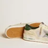 Stardan en daim blanc et mesh avec étoile et languette au talon en cuir vert