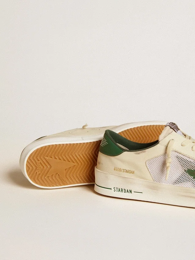 Stardan en daim blanc et mesh avec étoile et languette au talon en cuir vert