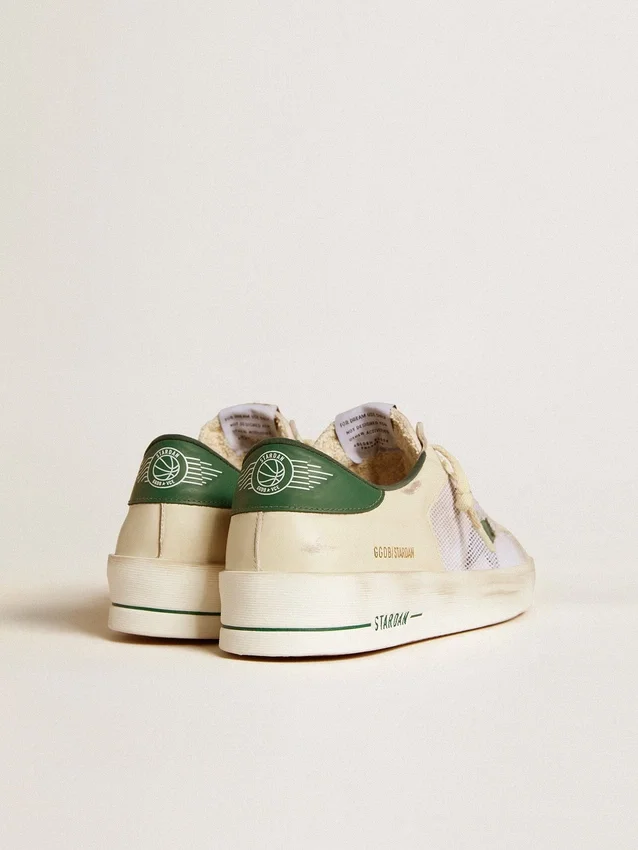 Stardan en daim blanc et mesh avec étoile et languette au talon en cuir vert