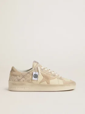 Stardan en daim et cuir couleur crème, ornée de cristaux Swarovski et d’une étoile en daim