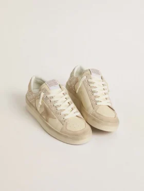 Stardan en daim et cuir couleur crème, ornée de cristaux Swarovski et d’une étoile en daim
