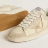 Stardan en daim et cuir couleur crème, ornée de cristaux Swarovski et d’une étoile en daim