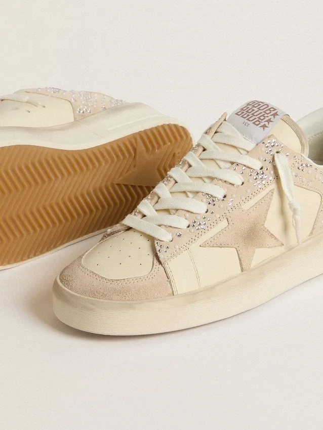 Stardan en daim et cuir couleur crème, ornée de cristaux Swarovski et d’une étoile en daim