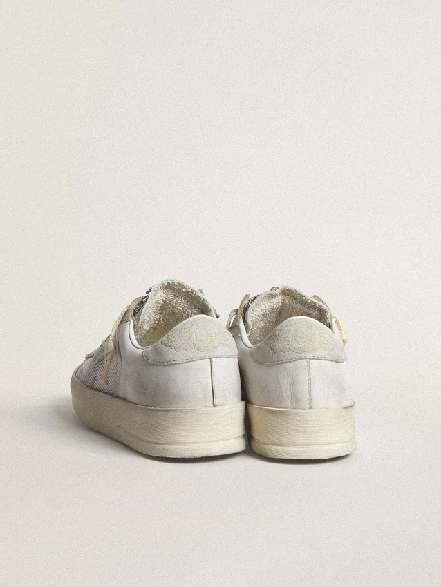 Stardan LTD en cuir blanc avec étoile et languette au talon en daim gris glacier