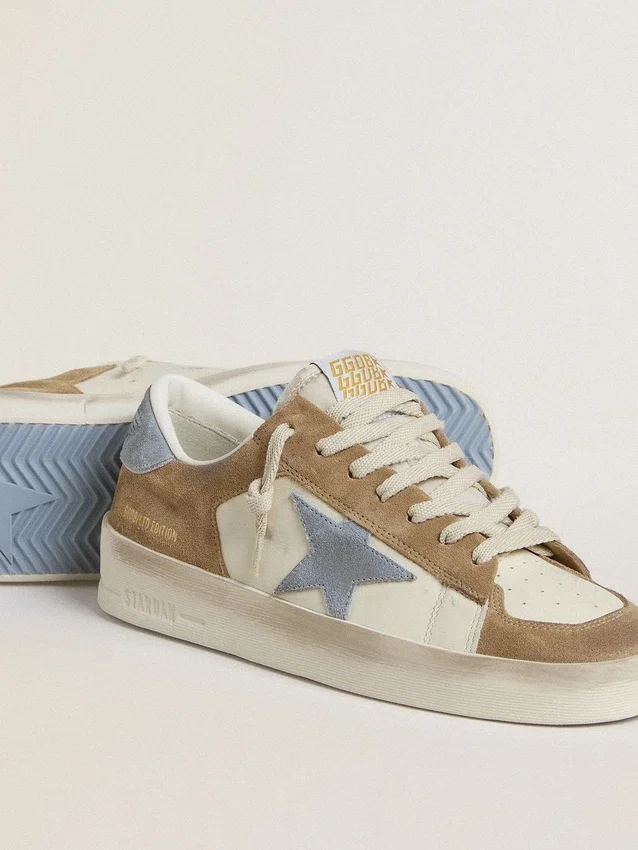Stardan LTD en cuir blanc et daim tabac, avec étoile et languette au talon en daim bleu clair