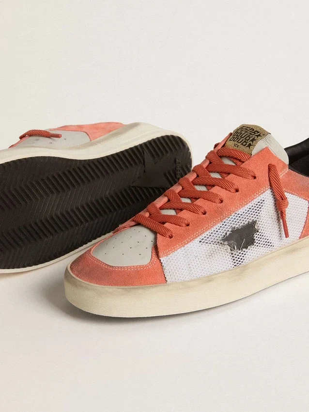 Stardan LTD en daim et mesh couleur corail avec une étoile en cuir noir