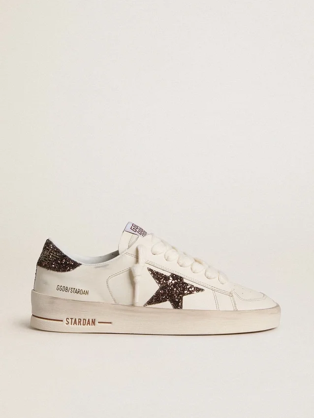 Stardan pour femme en cuir blanc avec étoile pailletée marron et languette au talon